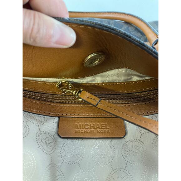 MICHAEL KORS SIGNATURE SAFFIANO LEATHER MEDIUM SHOULDER BAG - Picture 11 of 16